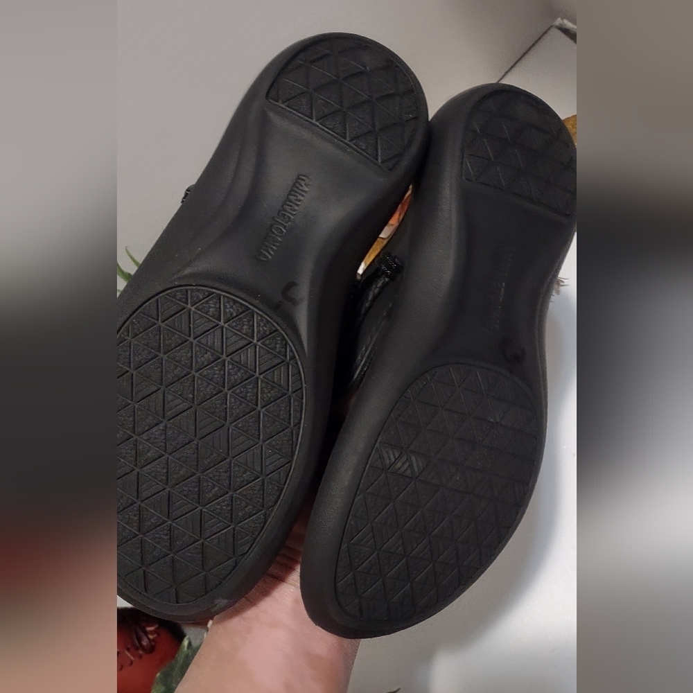Minnetonka Women's Black Sandals - Picture 9 of 9